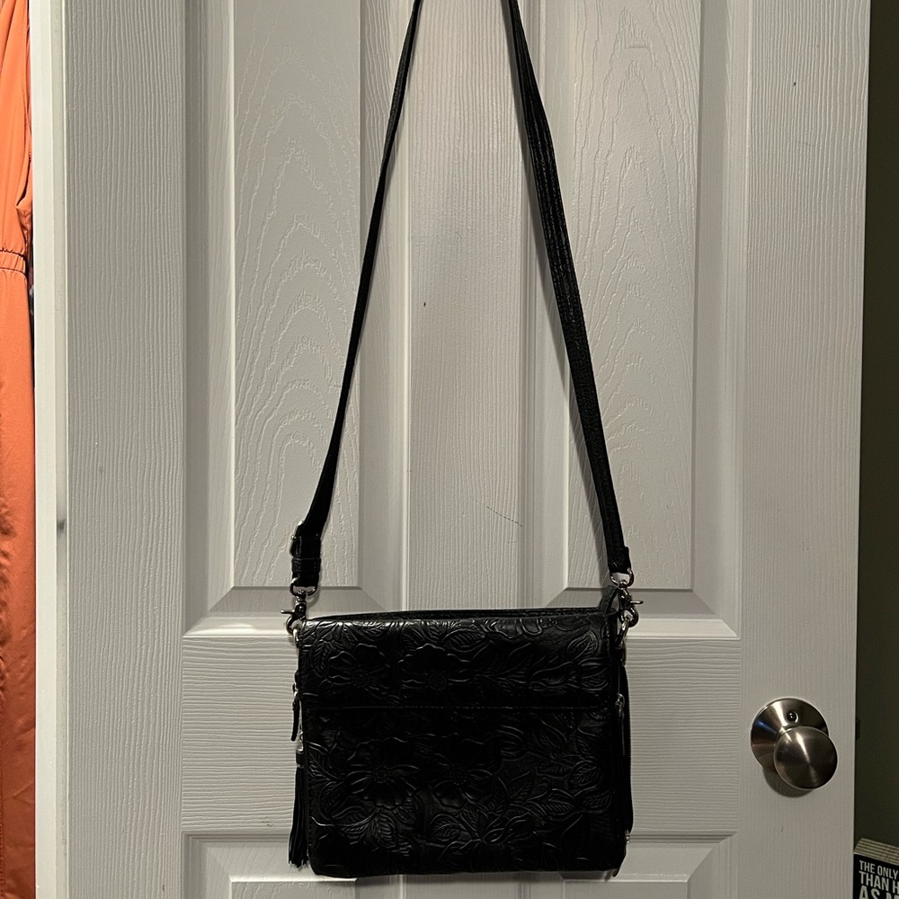 Gun Toten Mamas concealed carry crossbody bag, excellent used condition